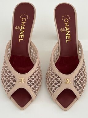 CHANEL 26M COCO BEACH BEIGE SANDALS SIZE IT 37.5 / US 7.5 NIB!